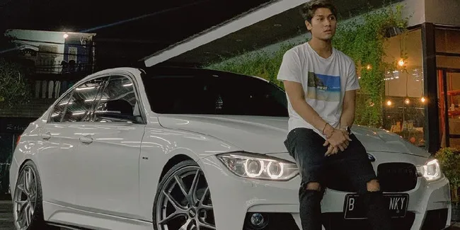 Potret Rizky Billar Pamer Mobil Mewah Sedan Bmw Dan Mercedes Benz Otosia Com