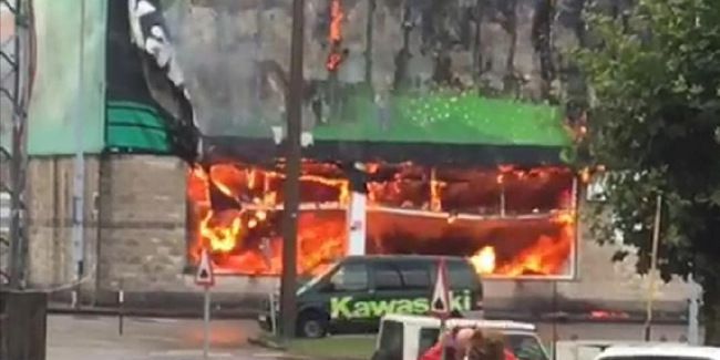 Dealer Kawasaki Di Spanyol Terbakar Puluhan Motor Hangus Dilalap Api Otosia Com