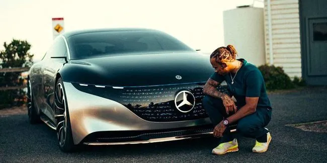 Lewis Hamilton Pamer Mobil Listrik Mercedes Eqs Kena Sindiran Pedas Netizen Otosia Com