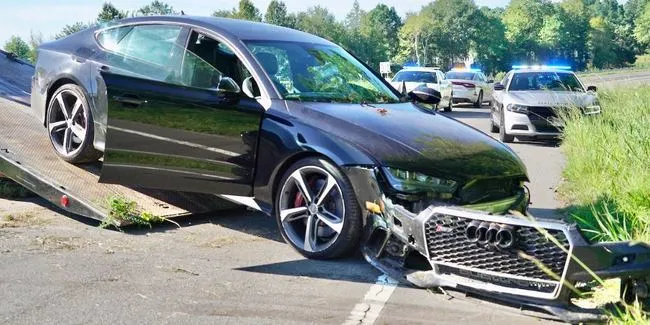 Audi Rs7 Miliaran Rupiah Dipakai Nabrak Grille Sampai Lepas Otosia Com