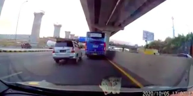 Hampir Seruduk Bus Di Tol Jakarta Cikampek Skill Pengemudi Toyota Innova Ini Jadi Sorotan Otosia Com