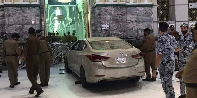 Detik Detik Mobil Hyundai Sedan Tabrak Gate 89 Masjidil Haram Otosia Com