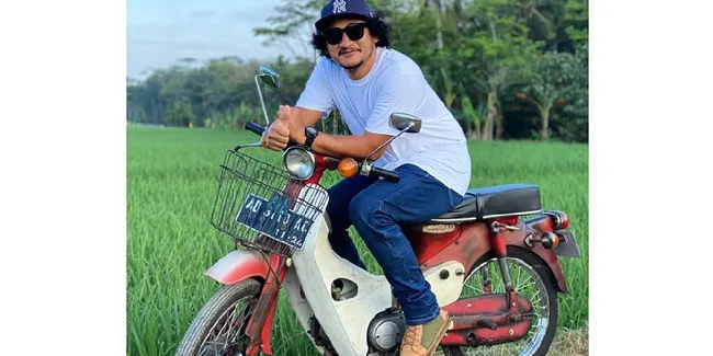 Jarang Tersorot Begini 8 Potret Kece Isa Bajaj Kendarai Motor Klasik Otosia Com