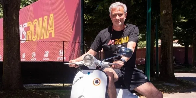 Momen Jose Mourinho Naik Vespa Keliling Komplek Latihan As Roma Otosia Com