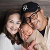 Potret Indra Brasco Suami Mona Ratuliu yang Kerap Dikira Pengangguran Padahal CEO, Nggak Segan Suapi Istri - Momong Anak
