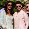 Priyanka Chopra Rayakan Karwa Chauth Perdana, Nick Jonas Pakai Busana India