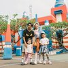 Potret Sarwendah Ajak Anak-anaknya Liburan Seru ke Taman Hiburan, Gaya Istri Ruben Onsu Masih Kayak ABG Banget