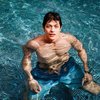 Kali ini ada Luke Plowden aktor ganteng bintang serial OH MY BOSS. Segar banget saat berenang, bintang ganteng itu telanjang dada pamerkan body kecenya.