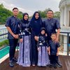 Sementara itu, Ashanty lebih memilih untuk mengunggah foto bersama suami dan anak-anaknya saat kembaran memakai busana muslim.