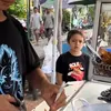 Foto El Barack Putra Jessica Iskandar Beli Jajan Tradisional Sendiri