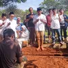 Foto Ibnu Jamil di Pemakaman Sang Ayah