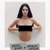 Seperti inilah penampilan Kendall Jenner di edisi terbaru Garage Magazine. Nekat topless, kakak Kylie Jenner ini menutupi dadanya dengan kedua tangan.