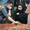 Pemakaman Ayah Ria Ricis - Oki Setiana Dewi