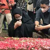 Pemakaman Ayah Ria Ricis - Oki Setiana Dewi