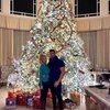 Last but not least, ada foto Britney Spears yang sedang berpose bersama sang pacar di bawah pohon Natal besar yang dihias dengan lampu-lampu cantik ini.