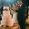 Ini adalah momen saat keduanya memotong kue pernikahan mereka di depan seluruh tamu undangan yang hadir, merupakan keluarga dan orang-orang terdekatnya.