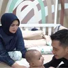 Rezky Aditya mandikan baby Athar