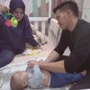 Rezky Aditya mandikan baby Athar
