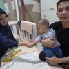 Rezky Aditya mandikan baby Athar
