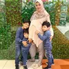 Ratna Galih dan buah hati