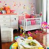 Selain kenyamanan yang berada di kamar baby Kylie, tampak kamar anak Andi Soraya ini diberikan perpaduan warna pink dan juga putih. Segala mainan yang lucu pun juga terlihat warna pink dan cat temboknya yang berwarna putih.