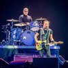 Tetap tampil prima, Bruce Springsteen menjalani tahun 2016 dengan aksi yang selalu sukses menarik orang-orang untuk menyanyikan lagu-lagu terbaiknya bersama-sama.