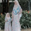 Setelah ditelusuri, pasangan ibu dan anak yang satu ini rupanya juga sering memakai gamis dan hijab yang sama. Cantik banget deh ya? ;)