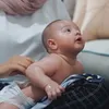 baby Air anak Irish Bella berenang pertama