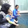 Ada alasan kenapa Citra Kirana harus ikut saat les berenang baby Athar ini.