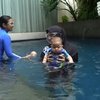 Saat masuk ke air, Citra Kirana pun merasa kedinginan, namun berbeda dengan baby Athar. Bayi kecil ini justru tenang-tenang saja.