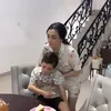Celine Evangelista Antar Anak Sekolah