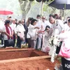 Chloe di Pemakaman Ibunda Jonas Rivanno