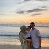 Sudah beberapa hari lamanya Citra Kirana dan Rezky Aditya liburan di Bali. Menikmati senja di laut Bali adalah list pertama dari perjalanan mereka.