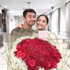 Raffi Ahmad dan Nagita Slavina kejutan bunga