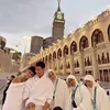 Potret Fairuz A Rafiq dan keluarga Umrah