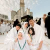 Potret Fairuz A Rafiq dan keluarga Umrah