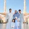 Potret Fairuz A Rafiq dan keluarga Umrah