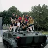 Febby Rastanty foto bersama di atas tank