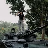 Febby Rastanty berpose di atas tank