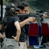 suami Febby Rastanty ajari menembak