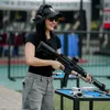 Febby Rastanty tertawa memegang laras panjang