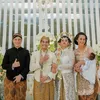 Penampilan para seleb di nikahan sang adik
