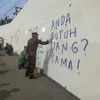 grafiti jembatan kedungkandang meme