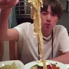 Jin BTS versus makanan