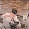 Potret Kenny Austin jadi barista