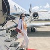 Tak main-main, Momo pun terbang bersama keluarganya ke Bali naik jet pribadi lho.