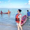 Selama di Bali, tak afdol rasanya kalau ia tak bermain air. Ditemani sang suami, Momo pun bermain kayak bersama. 