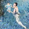 Berenang bersama baby Abe. Momo pun tak ragu untuk memakai bikini.