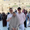 Maudy Koesnaedi, umrah, bareng keluarga