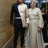 Elly Sugigi dan sang suami, Aher begitu serasi mengenakan busana dengan nuansa warna emas di hari ulang tahunnya.